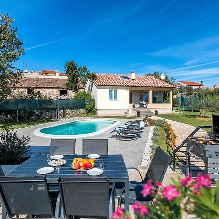 2 Bedroom Gorgeous In Holiday home *